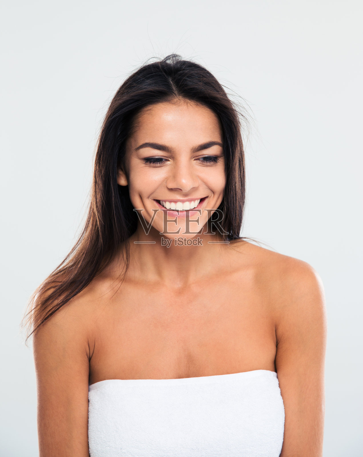 一个裹着毛巾微笑的女人的肖像照片摄影图片