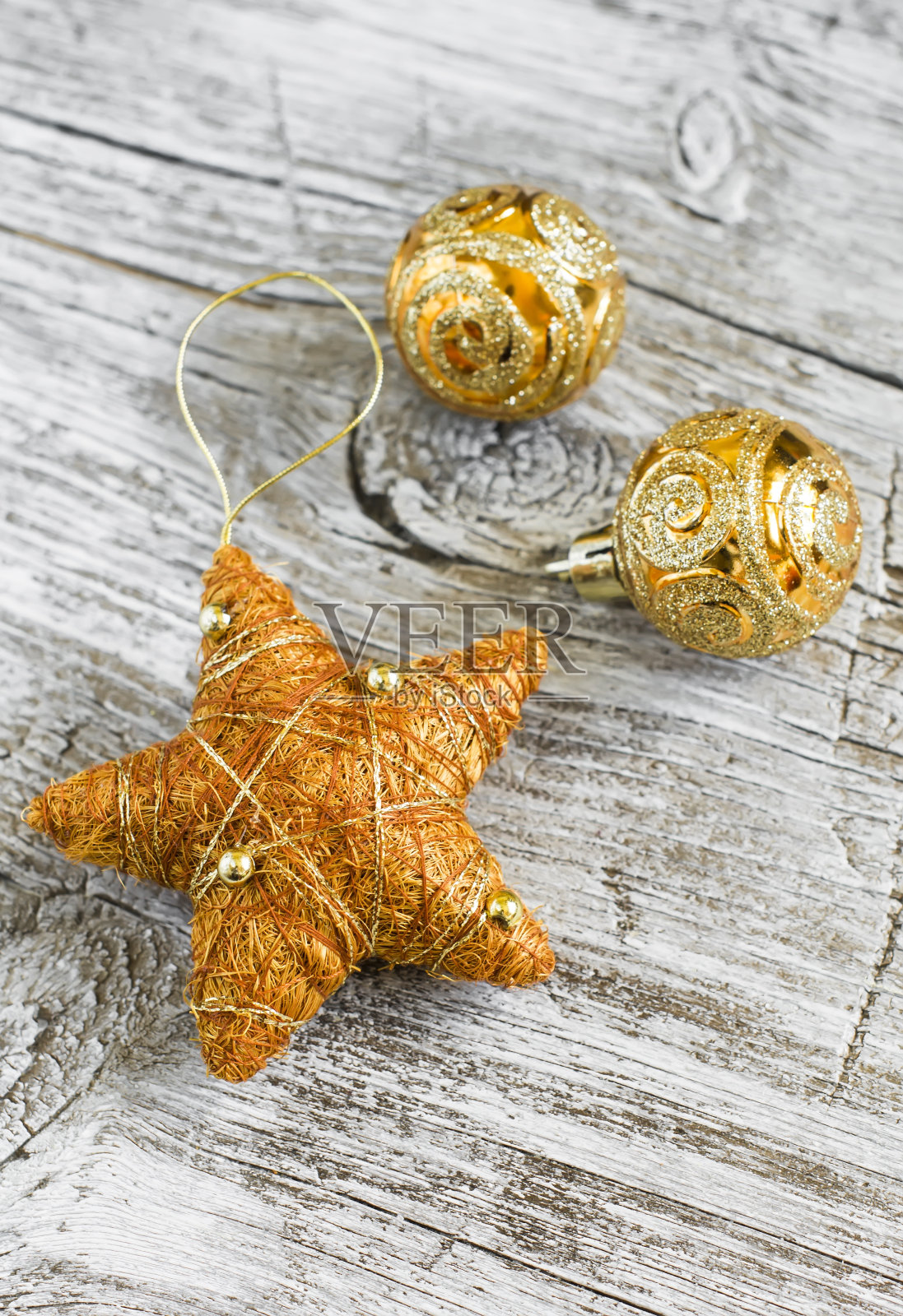 在浅色木制背景上装饰的圣诞星星照片摄影图片