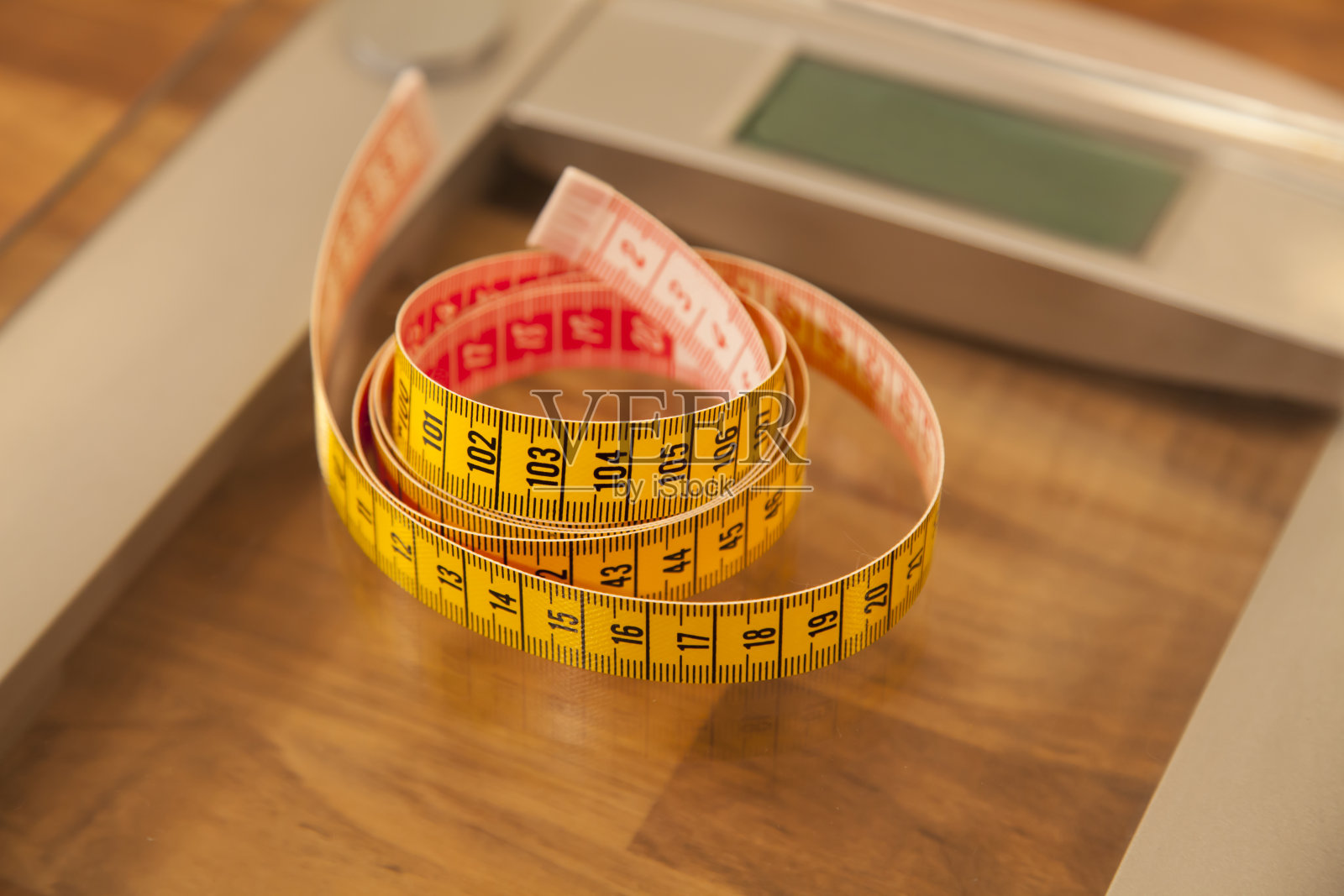 卷尺和秤。照片摄影图片