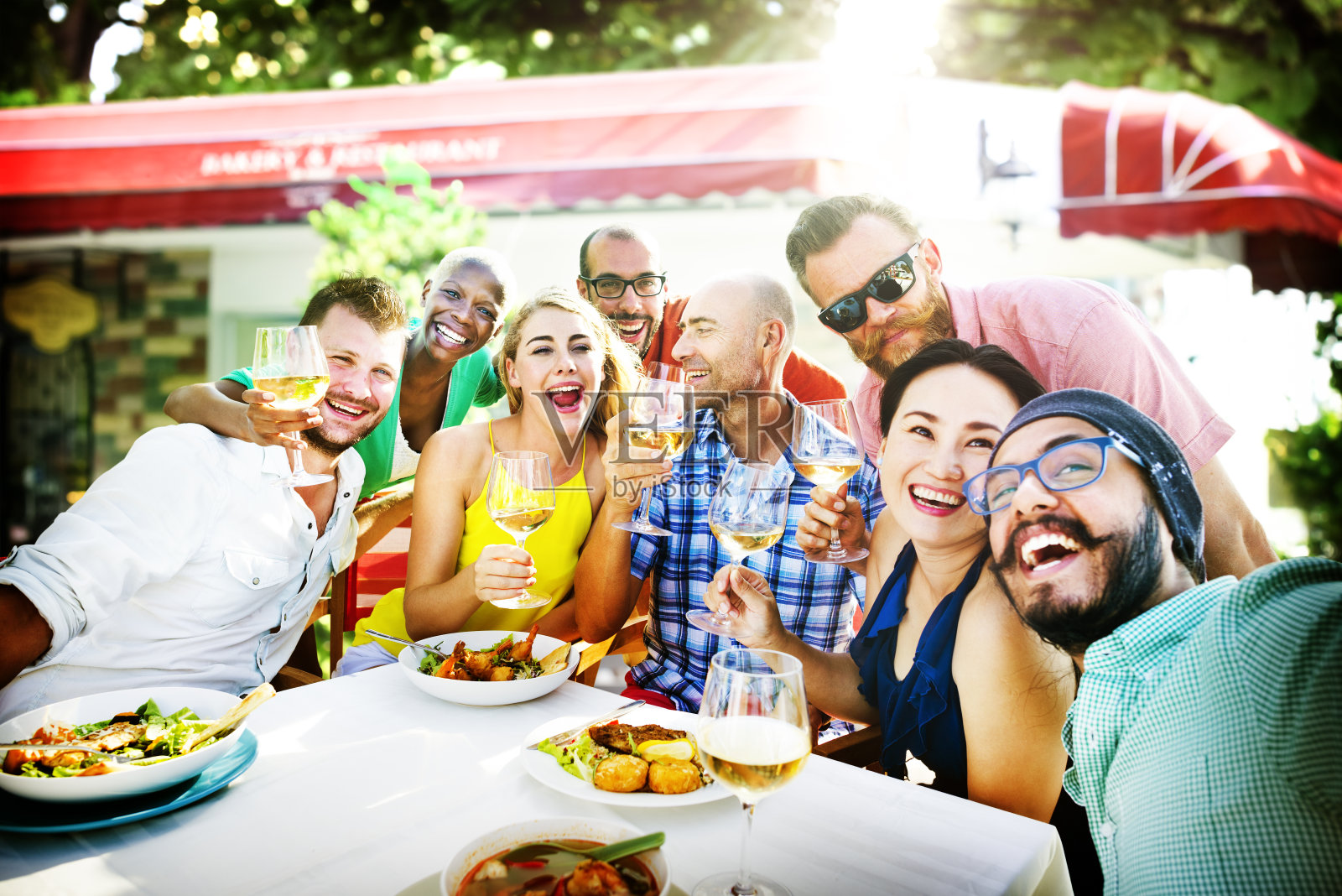 多样化的人午餐户外食物概念照片摄影图片