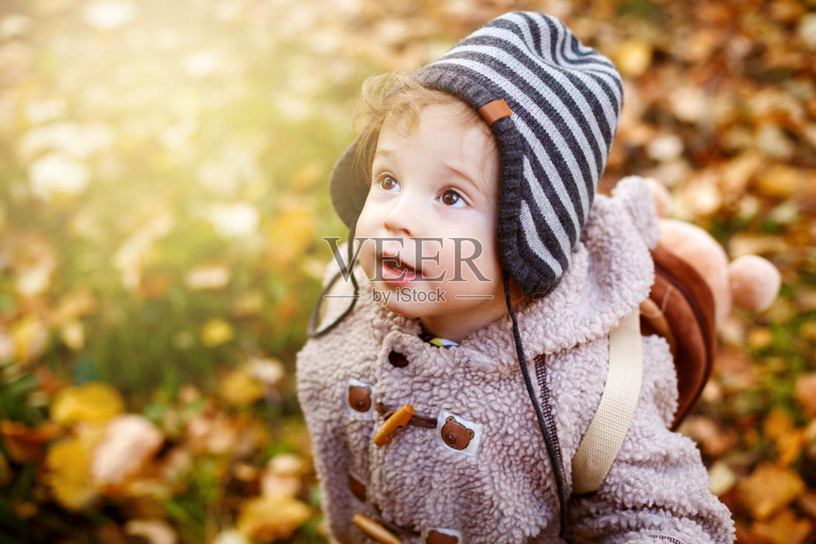 特写肖像可爱的蹒跚学步的男孩照片摄影图片