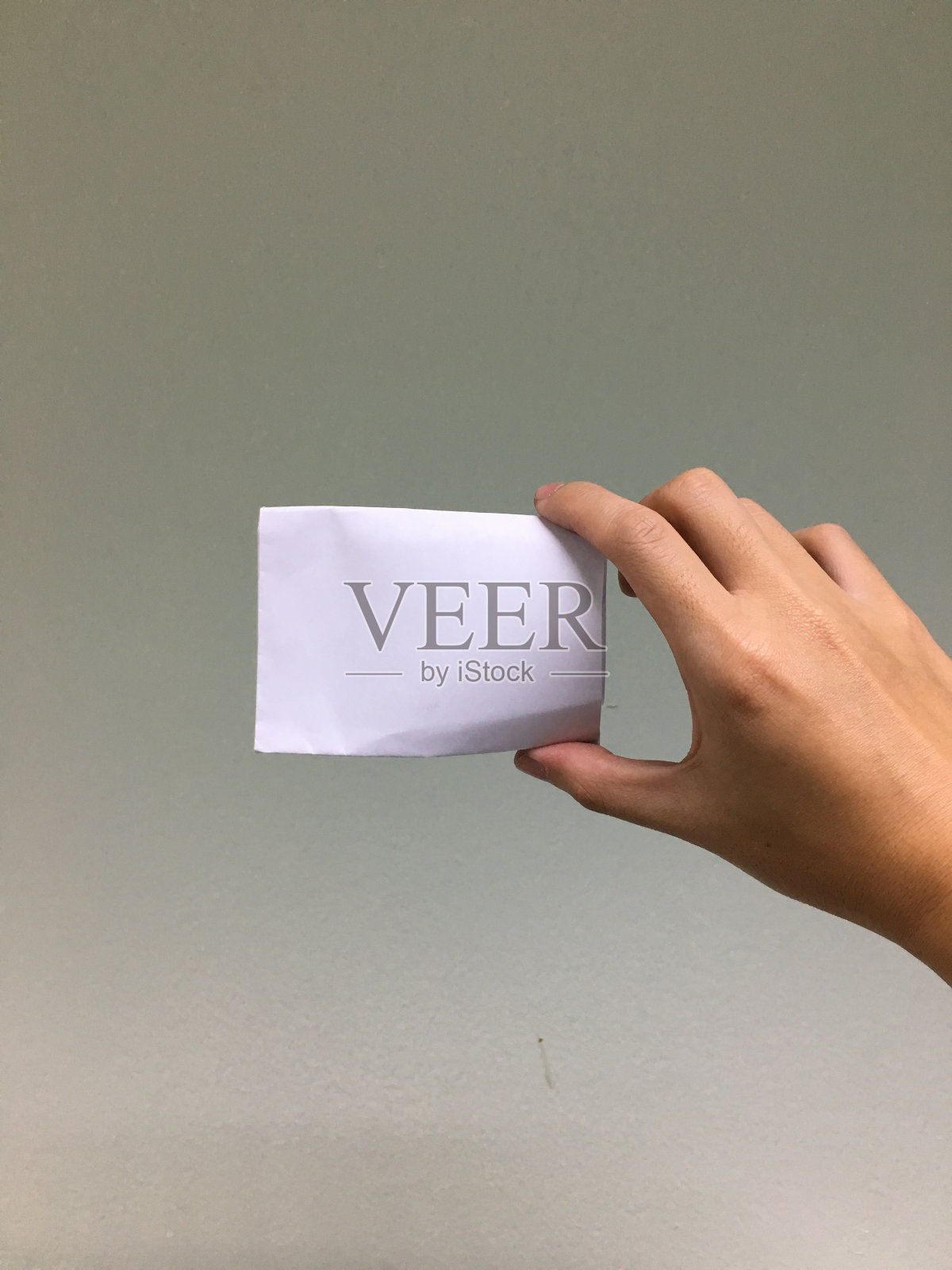 拿着卡片照片摄影图片