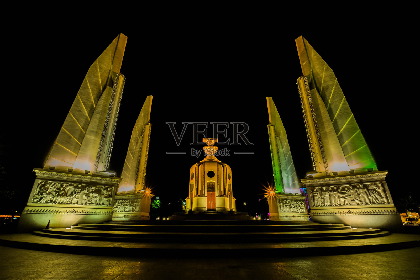 黄昏时分，泰国曼谷的民主纪念碑照片摄影图片