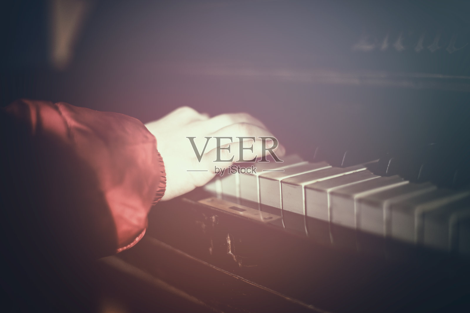 孩子弹钢琴照片摄影图片