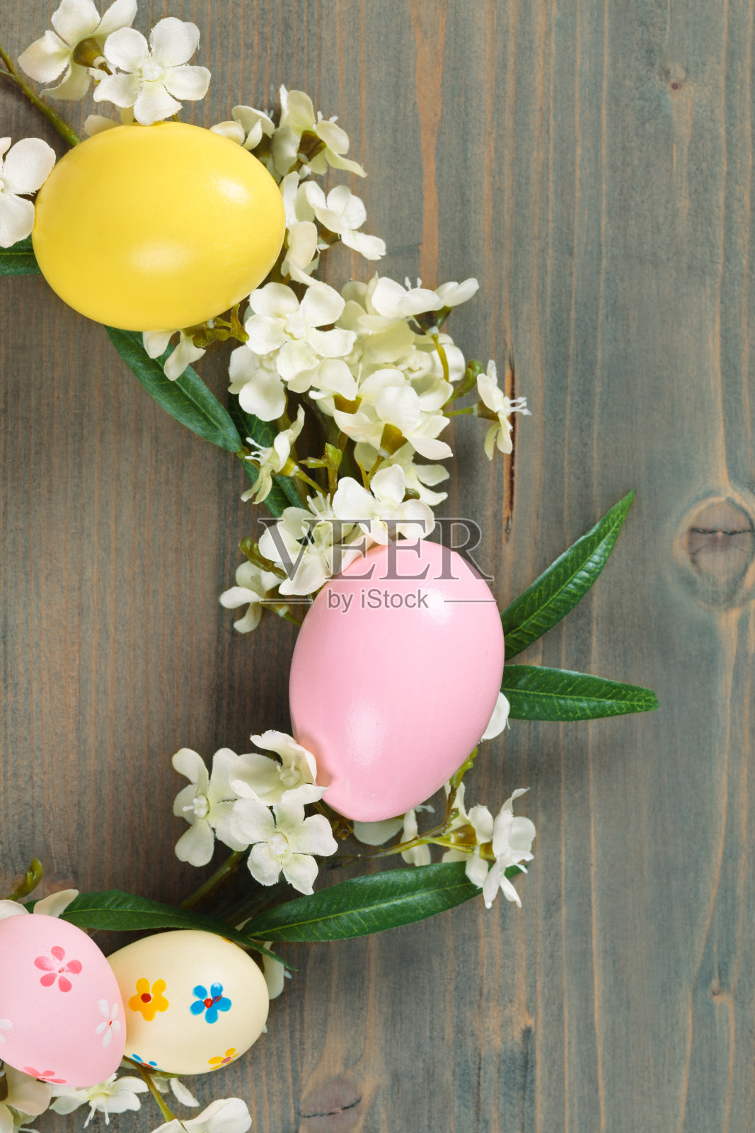 复活节彩蛋花环。照片摄影图片