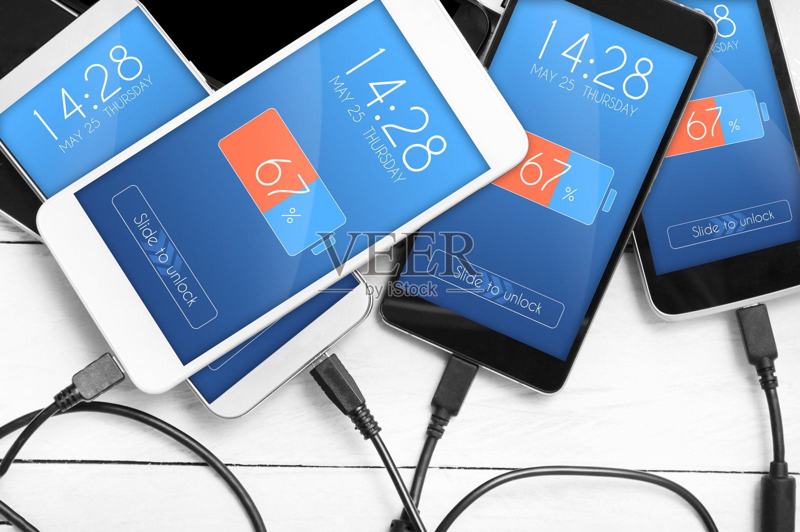 一堆连接电源的智能手机。照片摄影图片