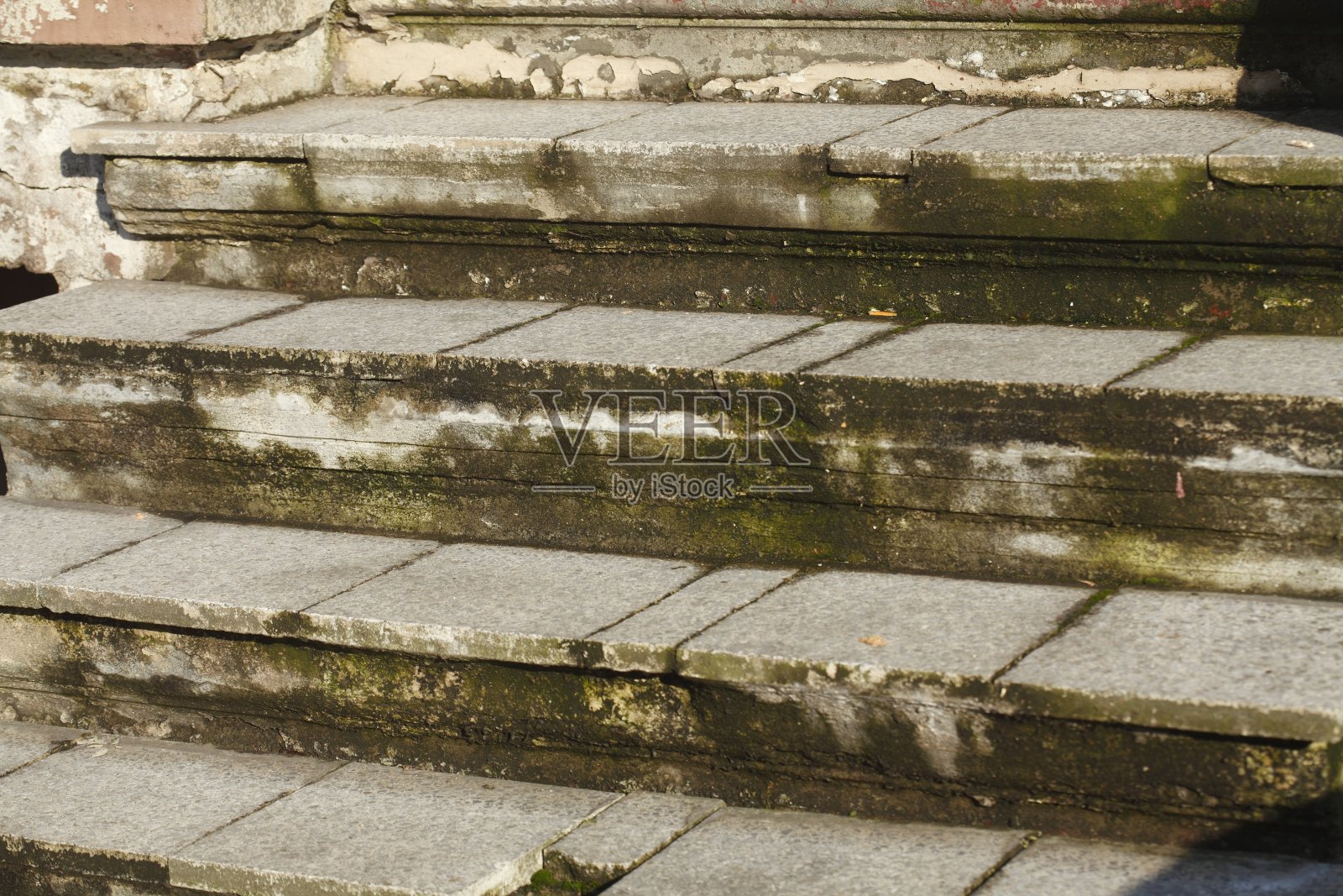 一扇大门上的石梯照片摄影图片