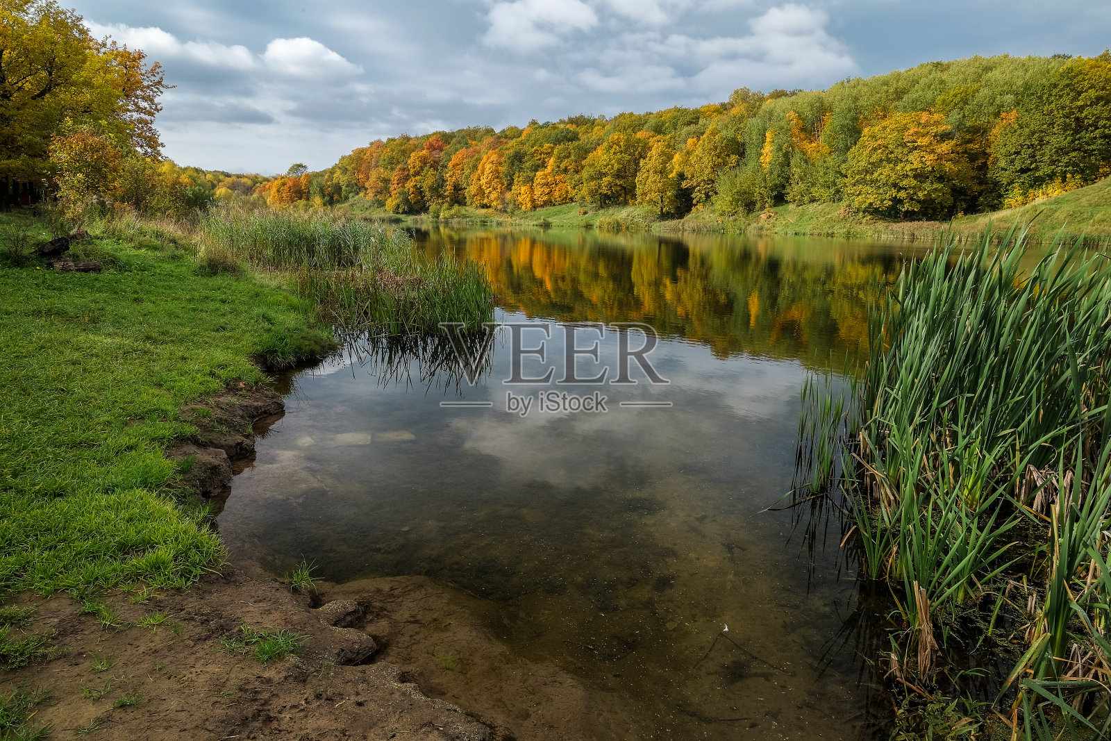 广角秋季公园与水的池塘照片摄影图片