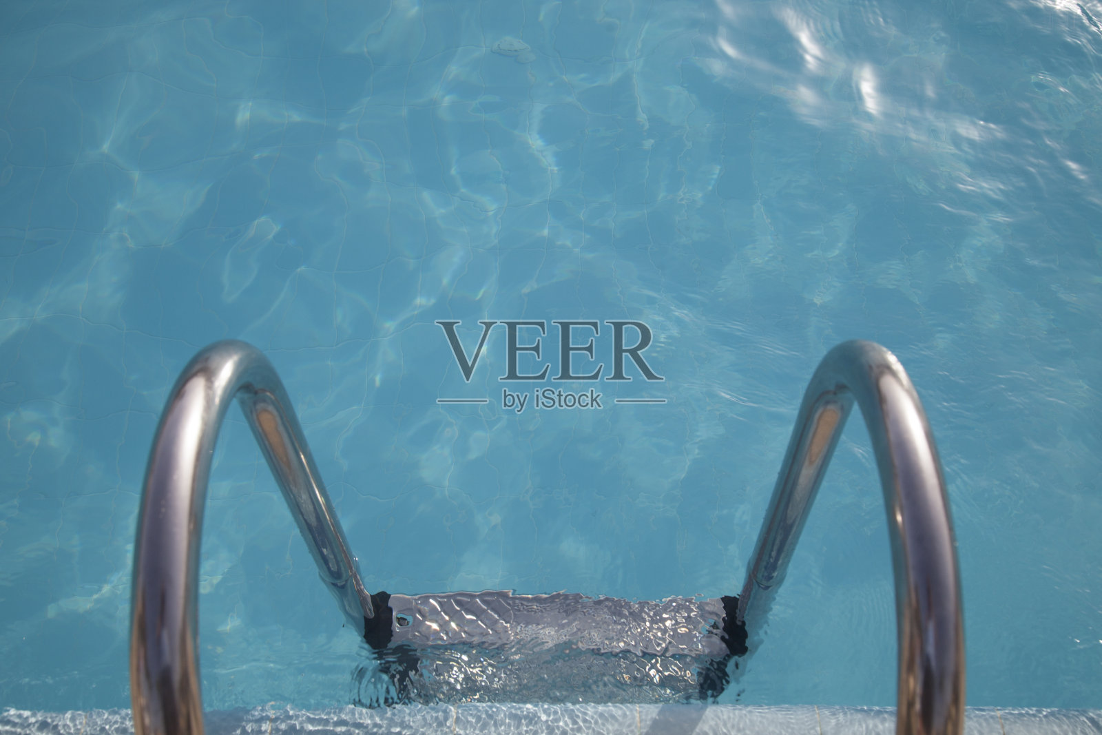 在游泳池边照片摄影图片