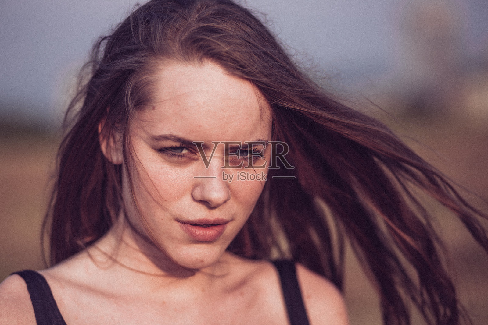 性感的女孩在刮风的一天。照片摄影图片