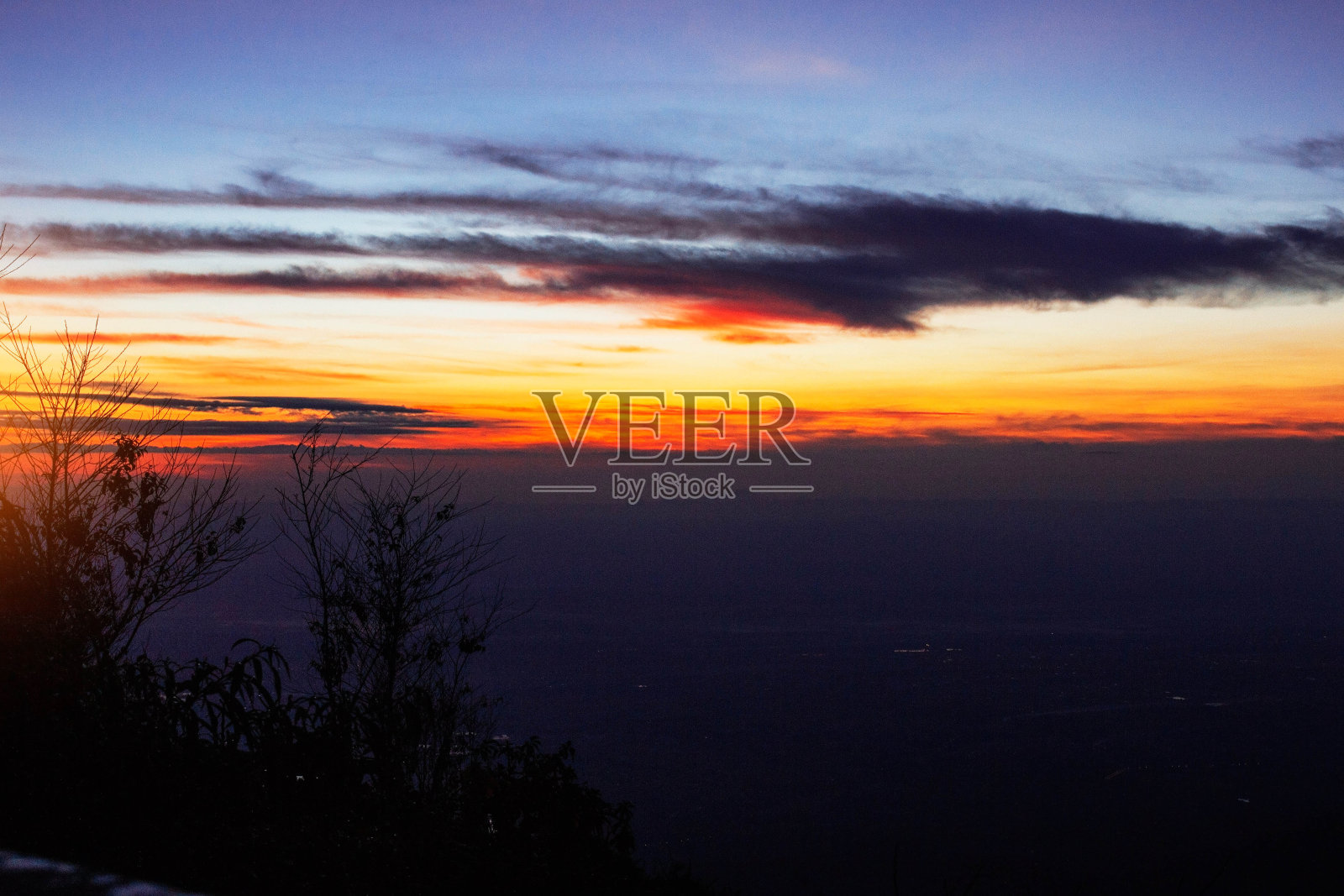 天空的剪影照片摄影图片