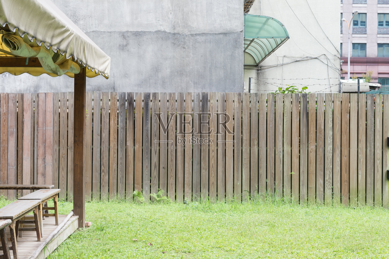 城市里的大广告牌照片摄影图片