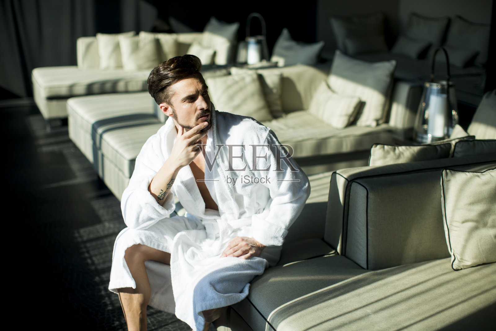 早上在房间里的年轻人照片摄影图片