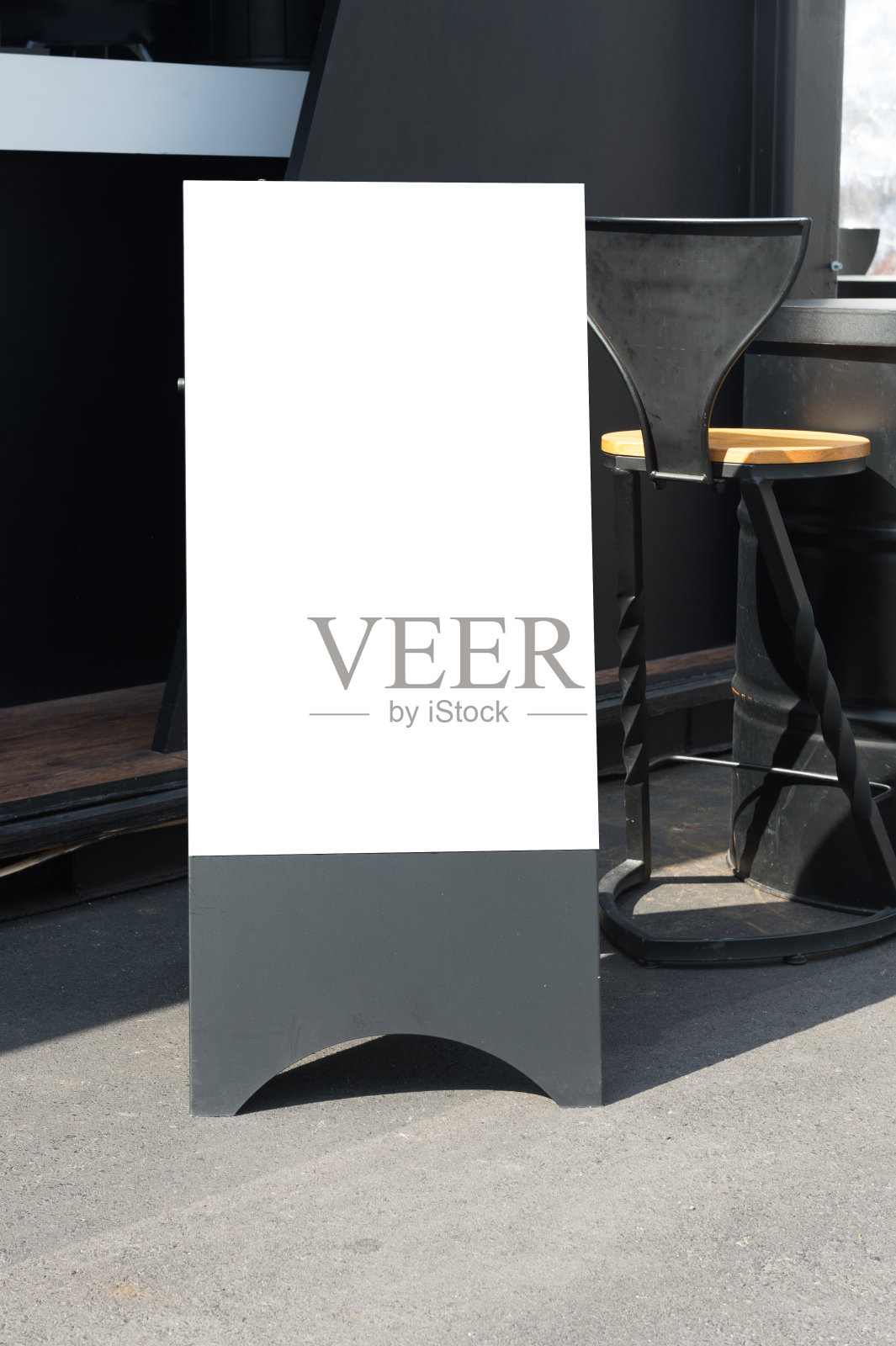 城市里的大广告牌照片摄影图片