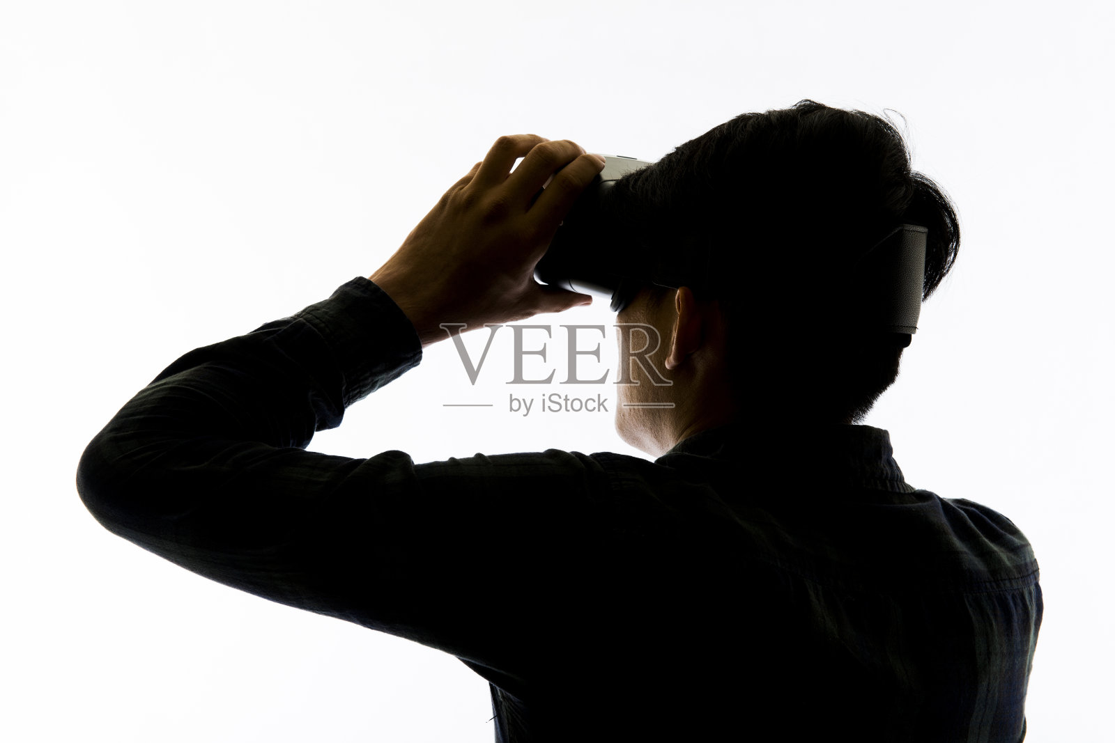 剪影人像，使用虚拟现实耳机照片摄影图片