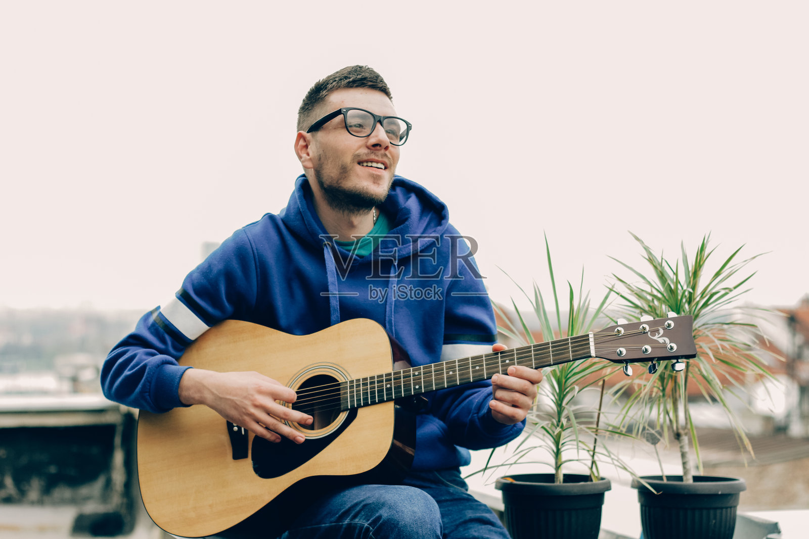 一个手里拿着吉他的年轻人照片摄影图片