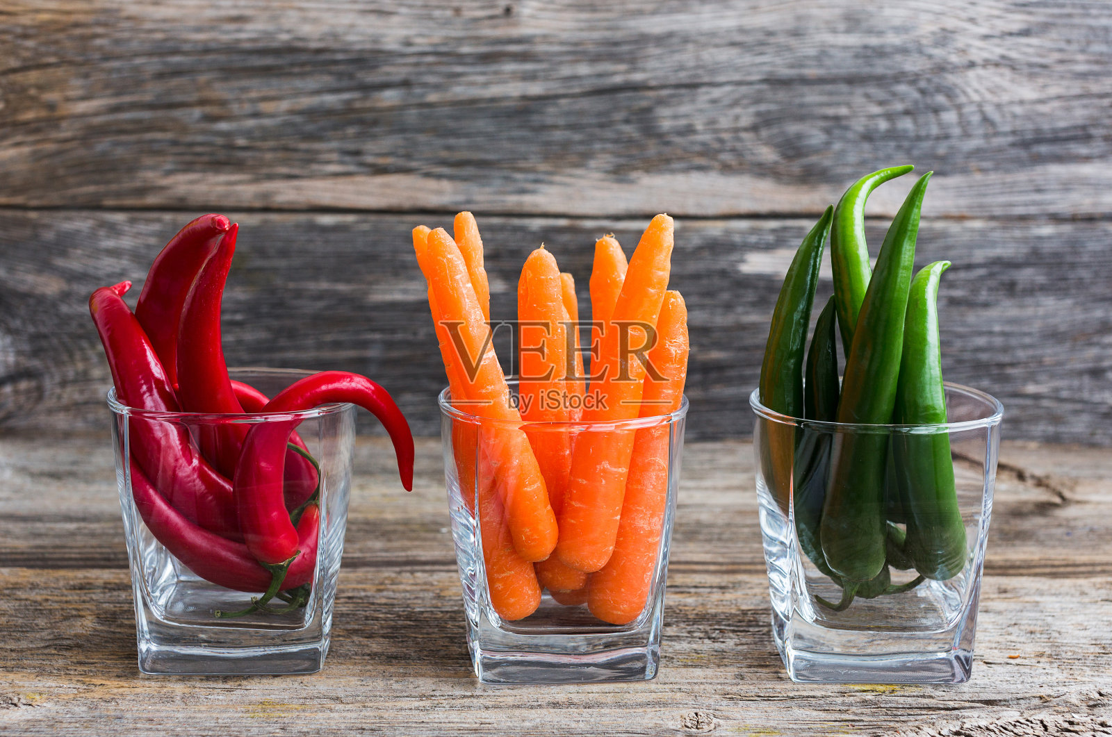 Сhili胡椒和胡萝卜玻璃杯照片摄影图片