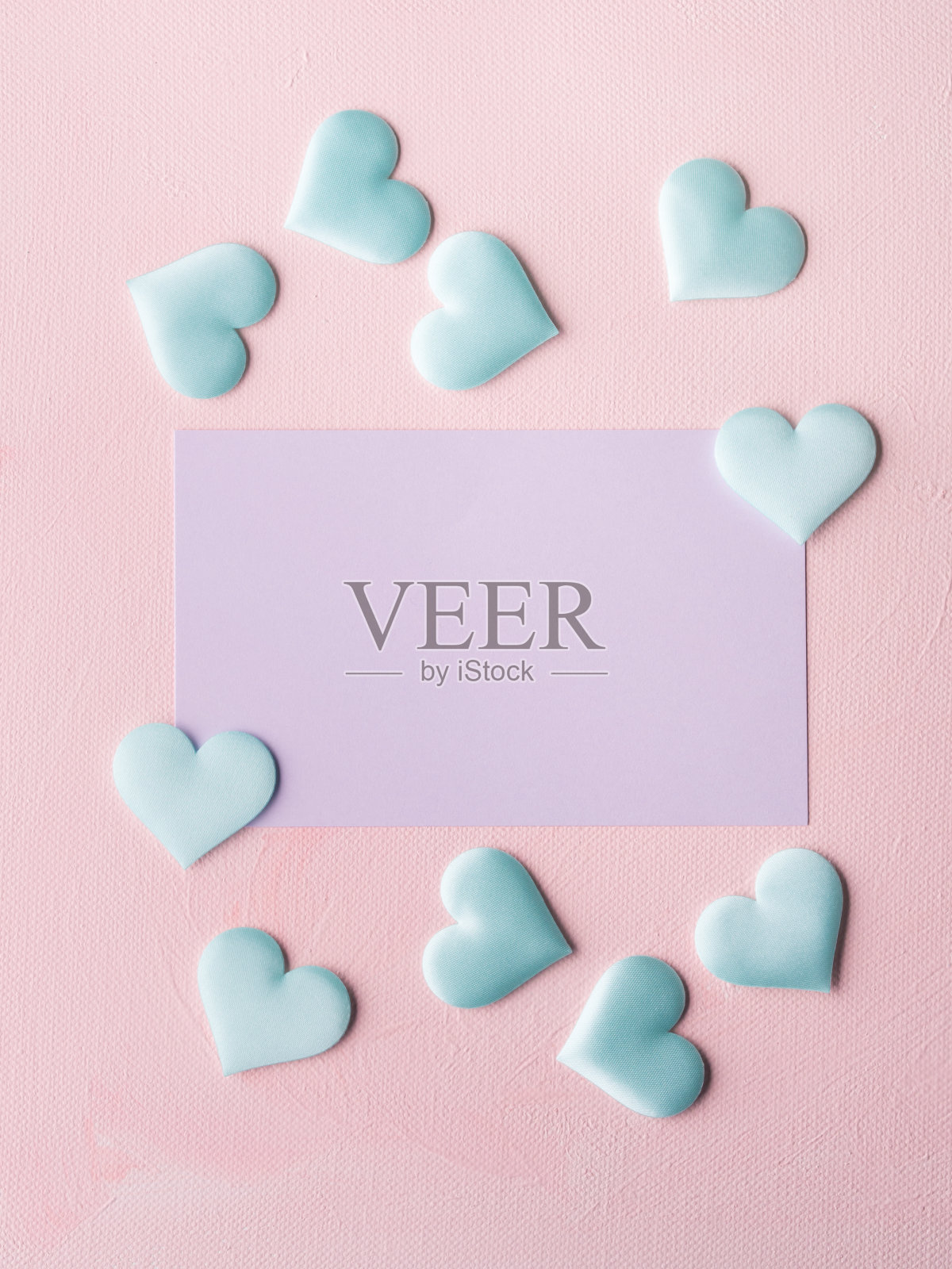 紫色的粉彩卡片和粉红色的心形纹理的背景照片摄影图片