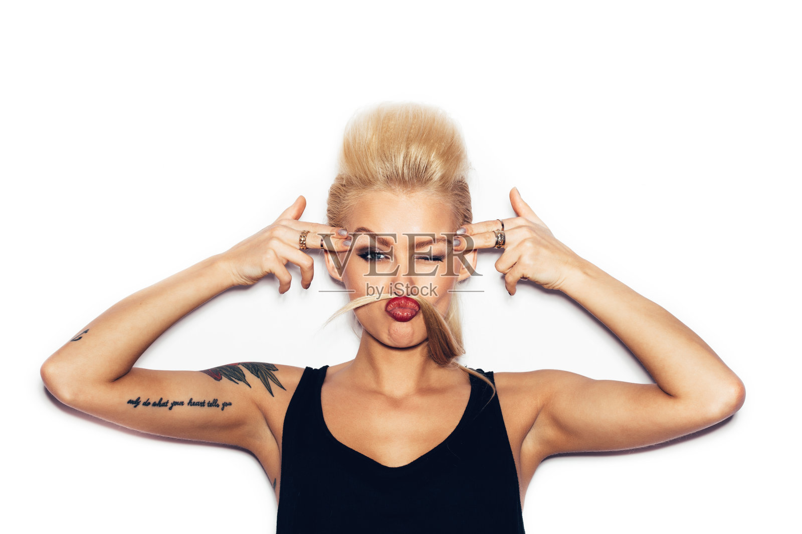 时尚潮潮性感的金发女郎摆姿势照片摄影图片