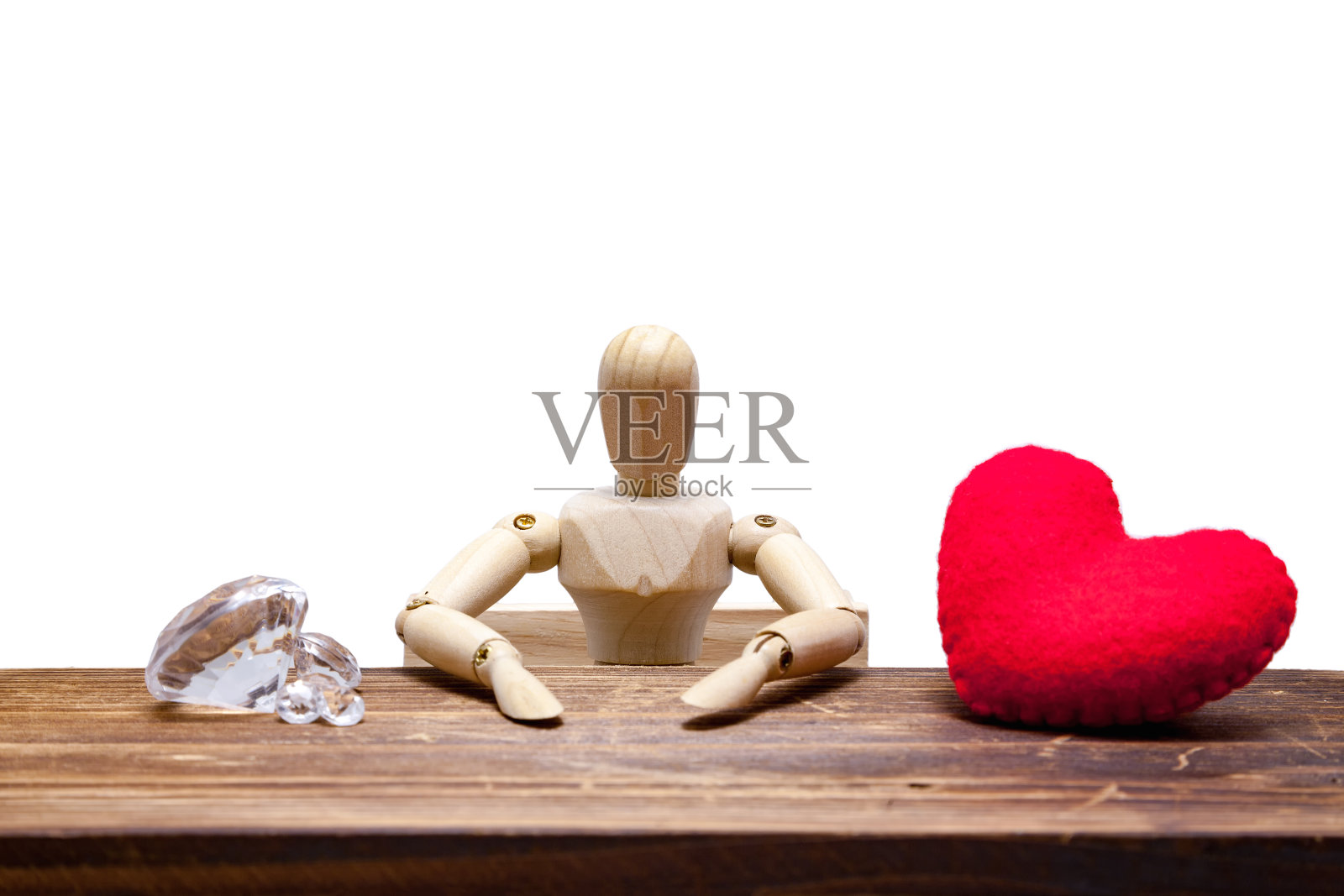 木制假人可以在钻石或心形之间选择，孤立在白色背景上。，这是情人节的爱情概念。照片摄影图片