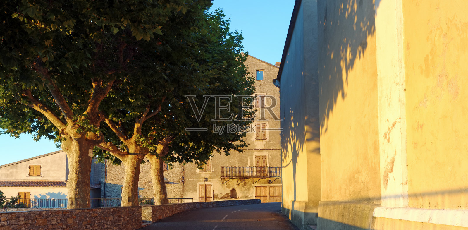 科西嘉岛东海岸的一个村庄照片摄影图片