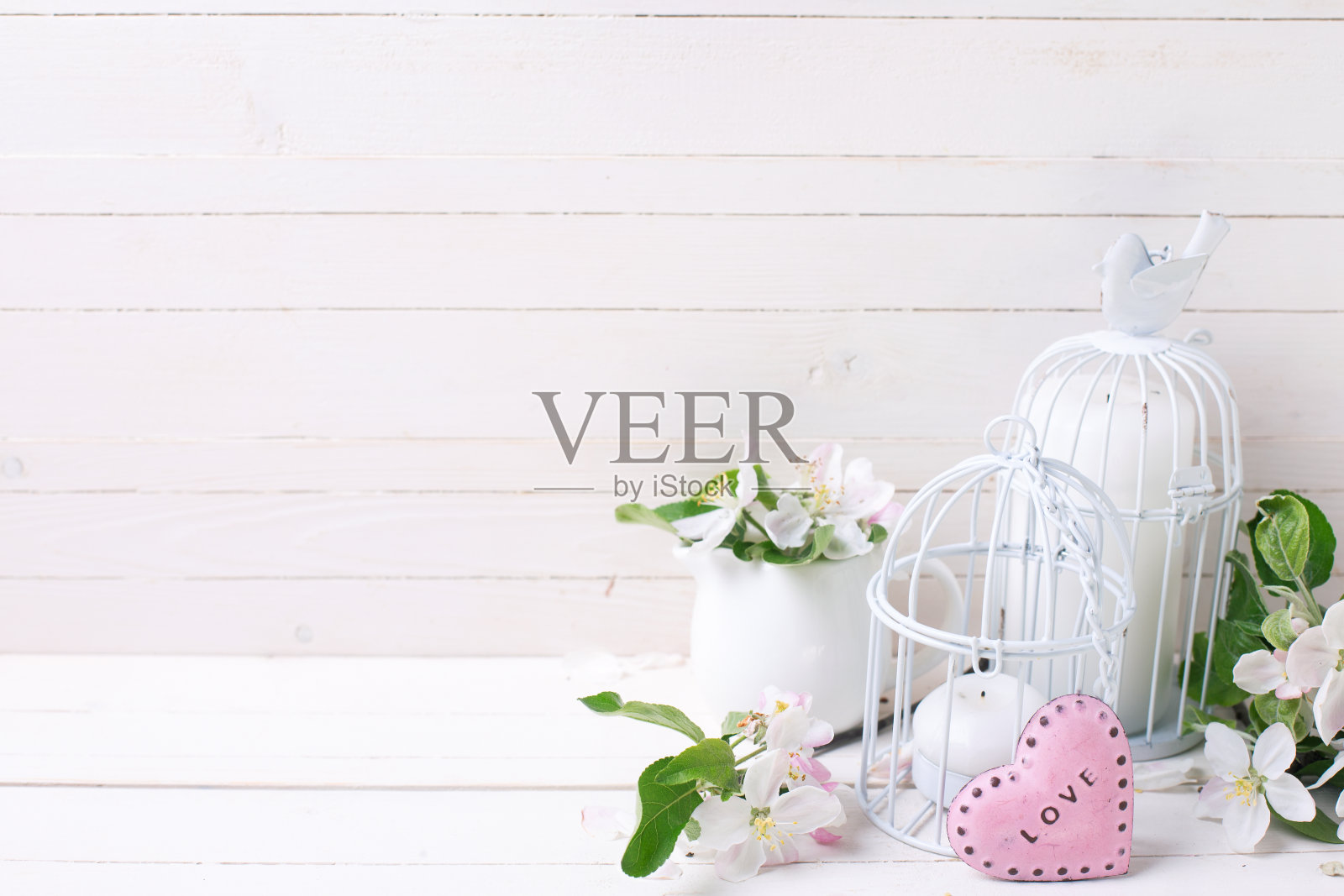 背景以苹果花、蜡烛、心形装饰照片摄影图片