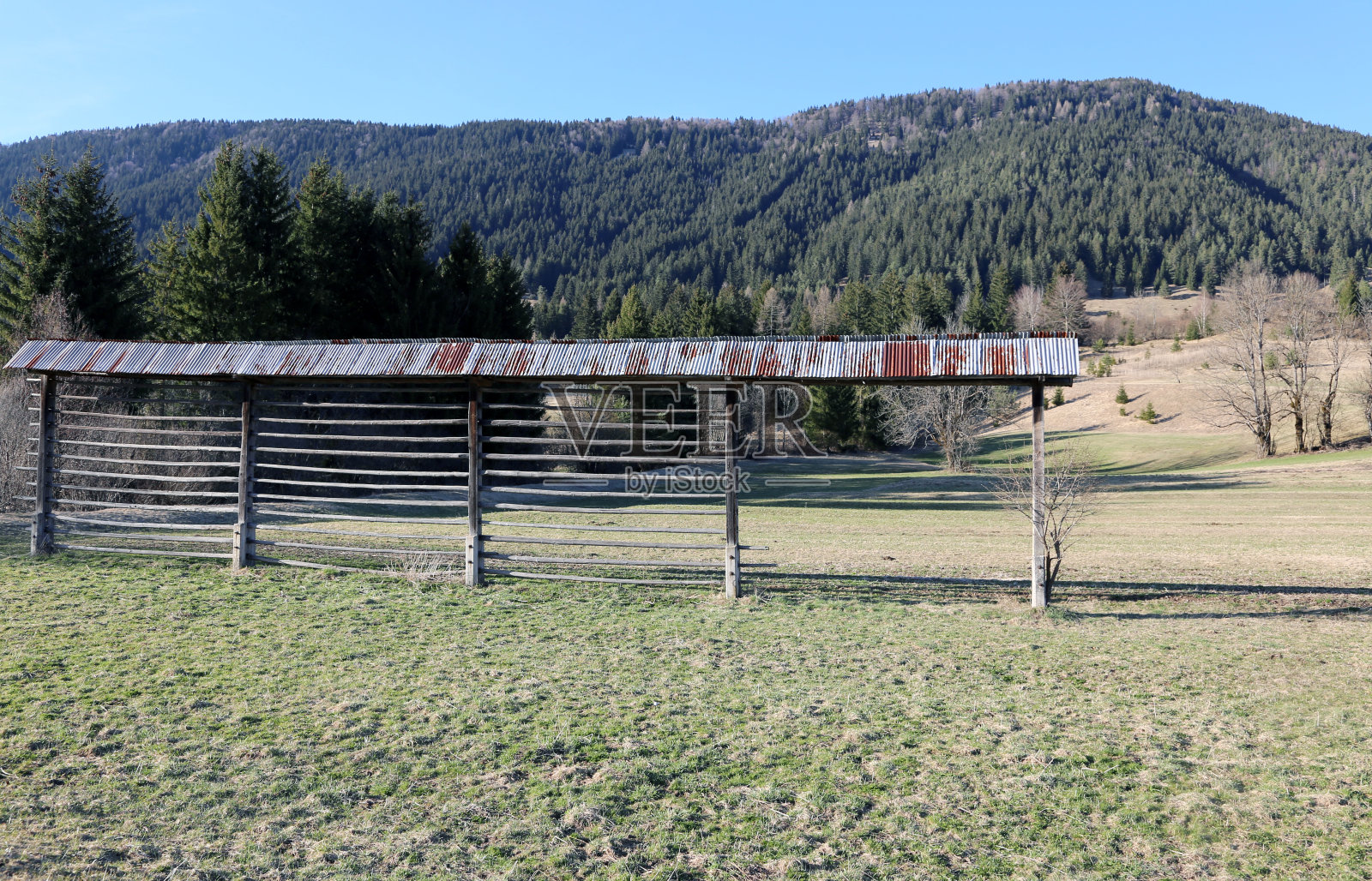有旧谷仓的耕地乡村照片摄影图片