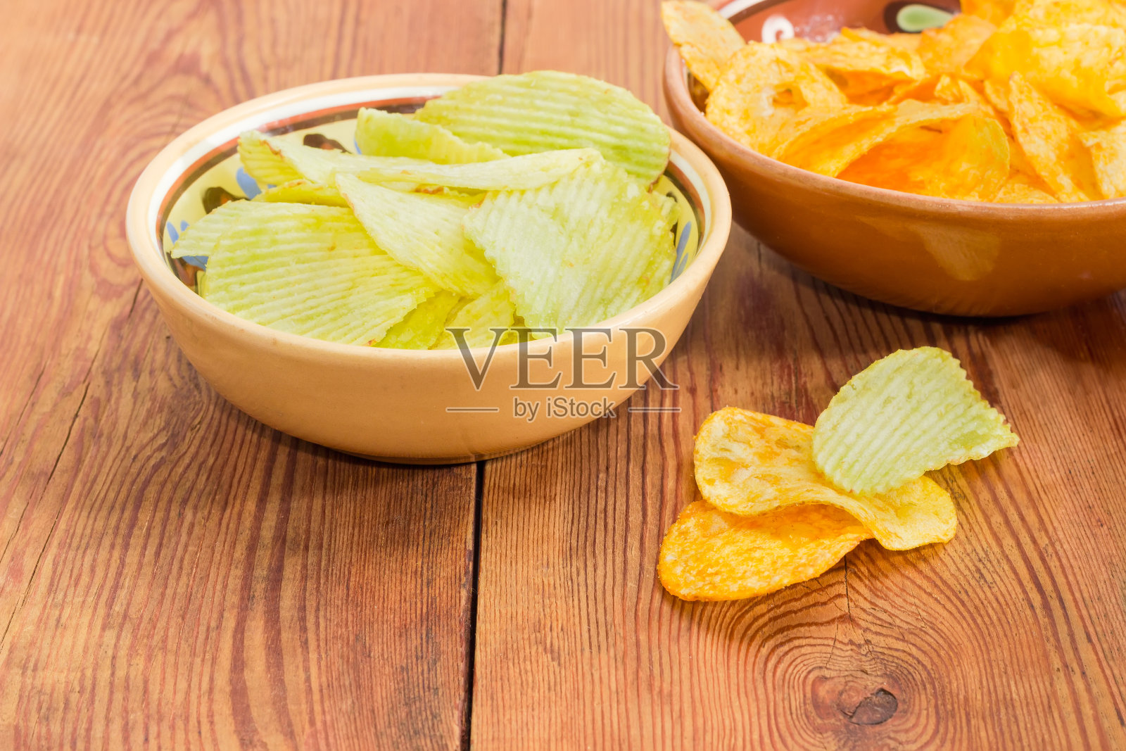 两种不同的薯片在陶瓷碗特写照片摄影图片