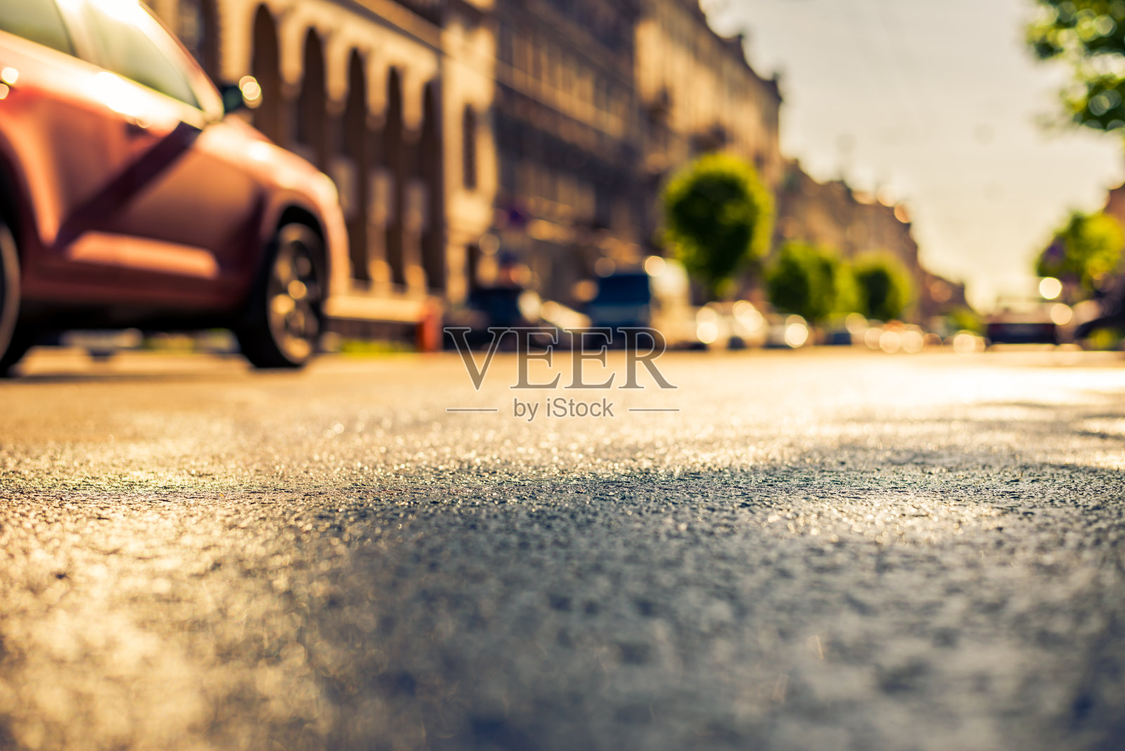 城市晴朗的一天，雨后安静的街道照片摄影图片