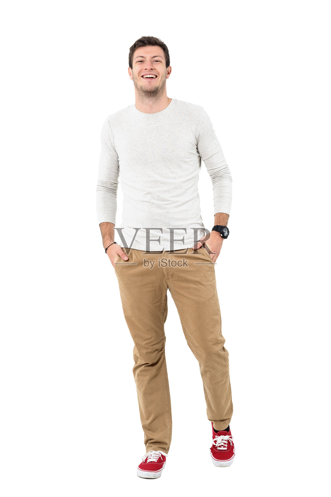 酷型男笑着把手插在口袋里照片摄影图片