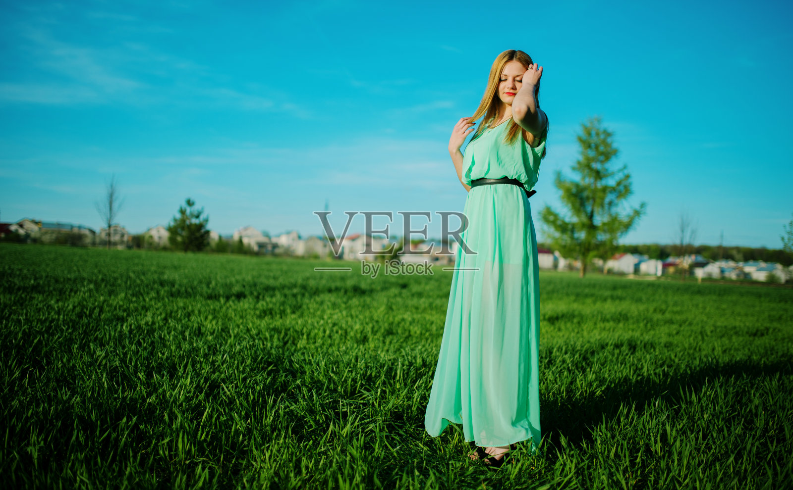 穿着漂亮的绿松石长裙的女人照片摄影图片