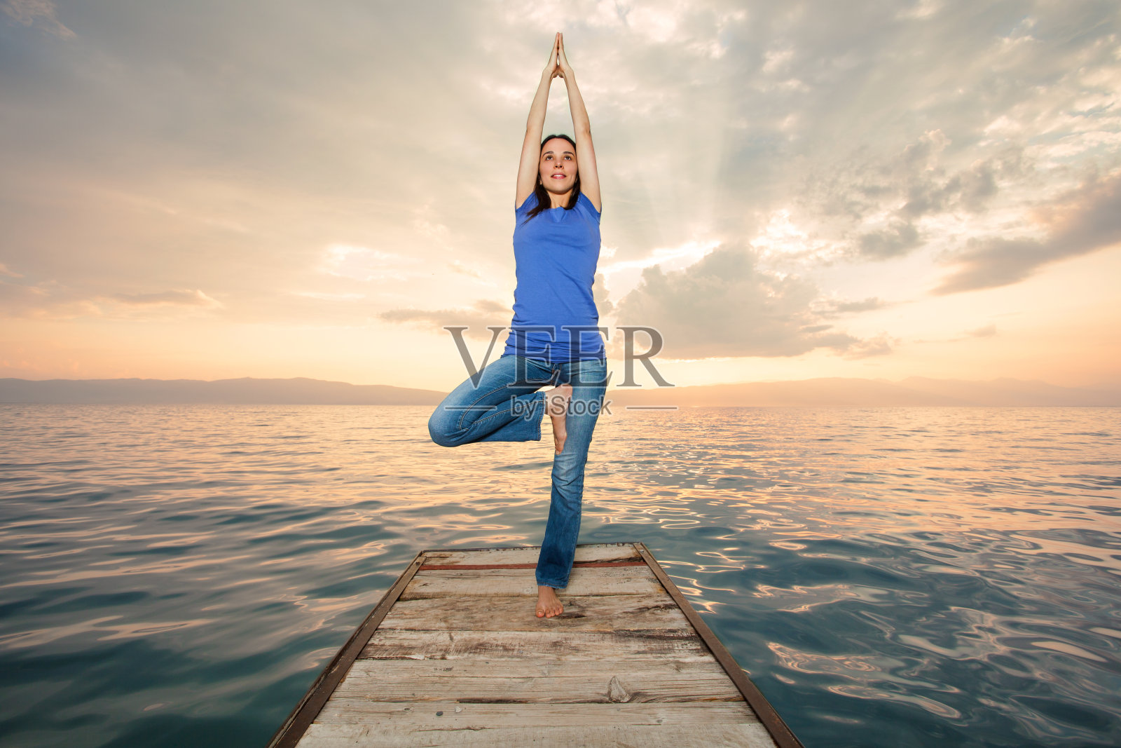 年轻女子练习瑜伽。照片摄影图片