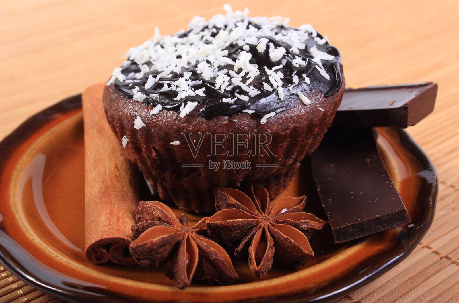 烤松饼与巧克力块和茴芹照片摄影图片