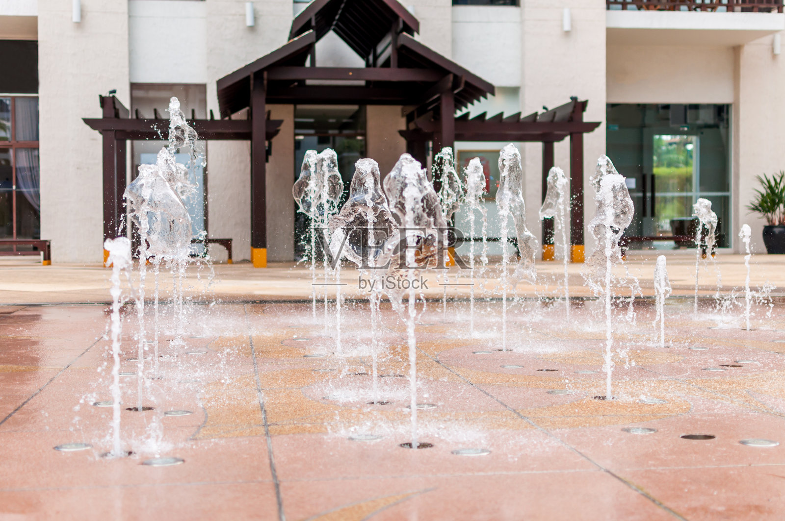 喷泉设置在台面上照片摄影图片