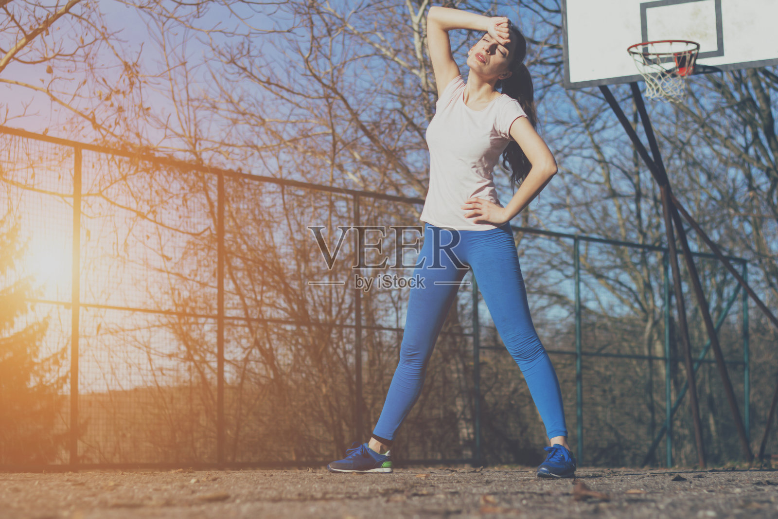 健身运动女孩，户外运动，都市风情照片摄影图片
