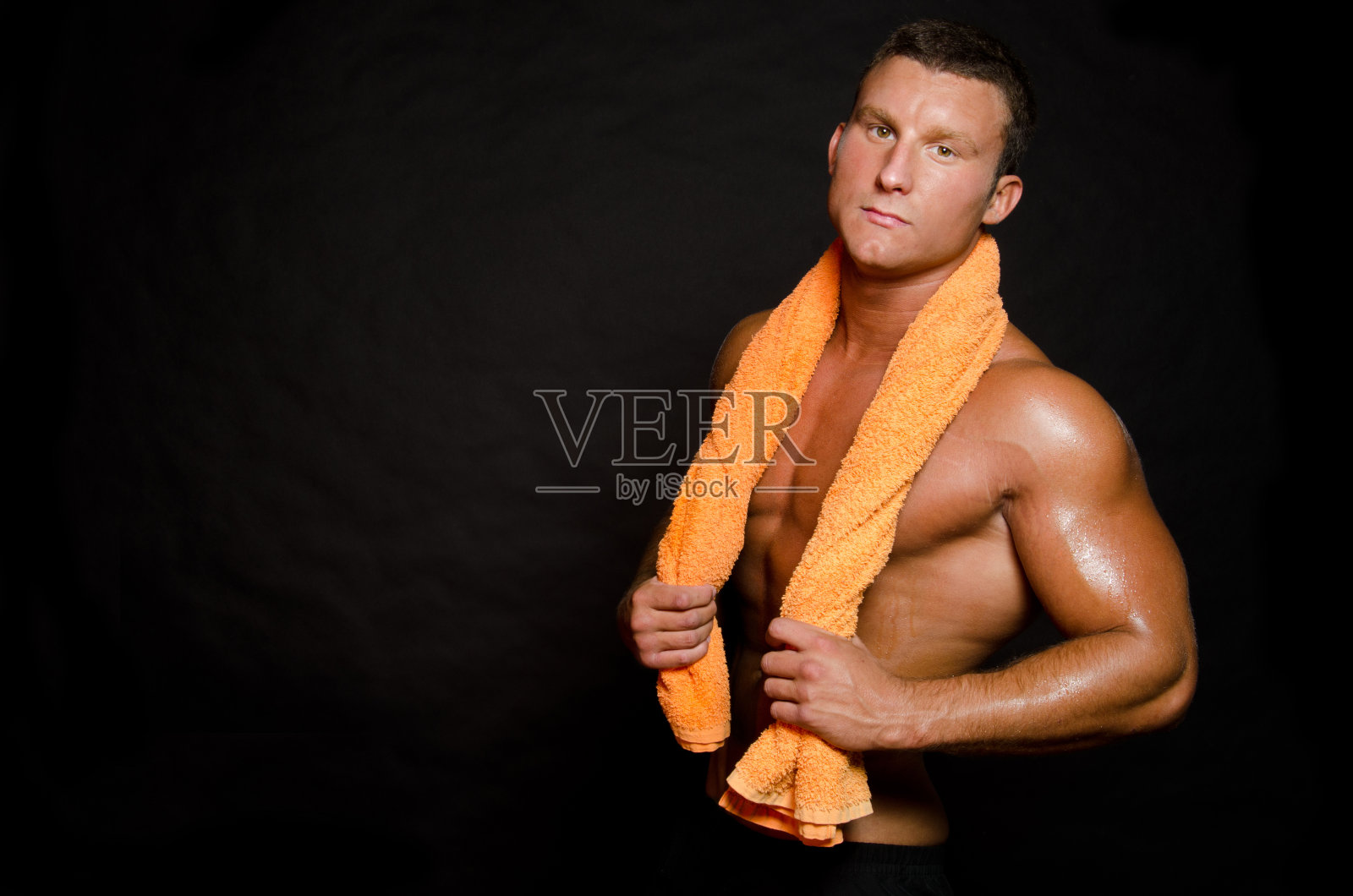 人训练后。湿的身体。毛巾。照片摄影图片