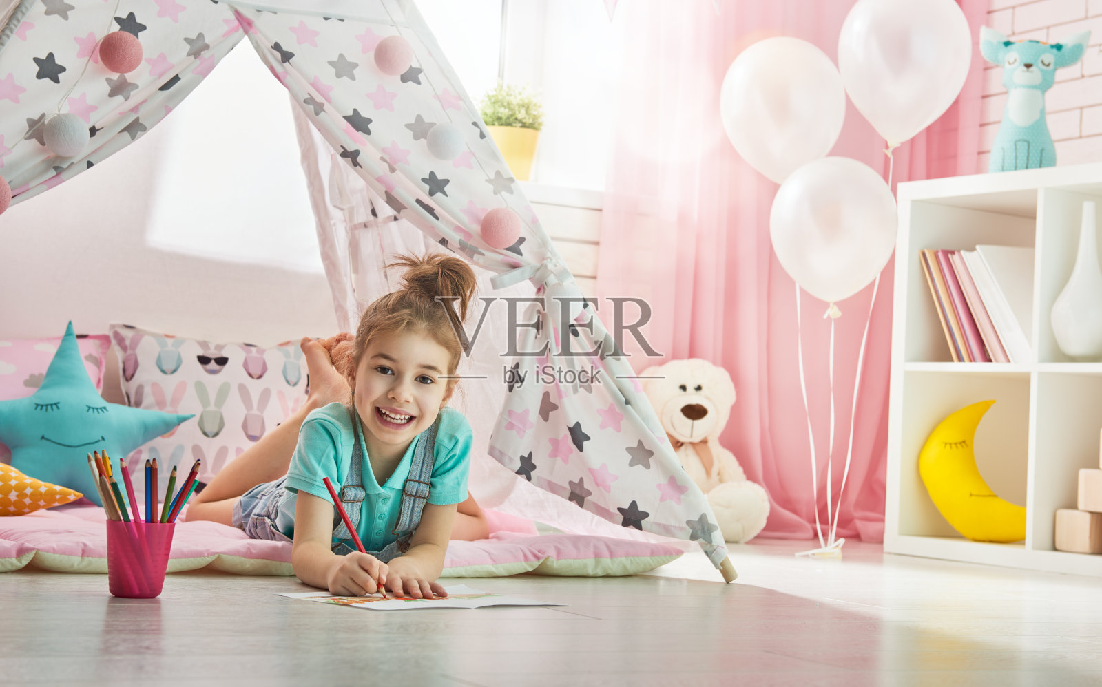 女孩用彩色铅笔画画照片摄影图片