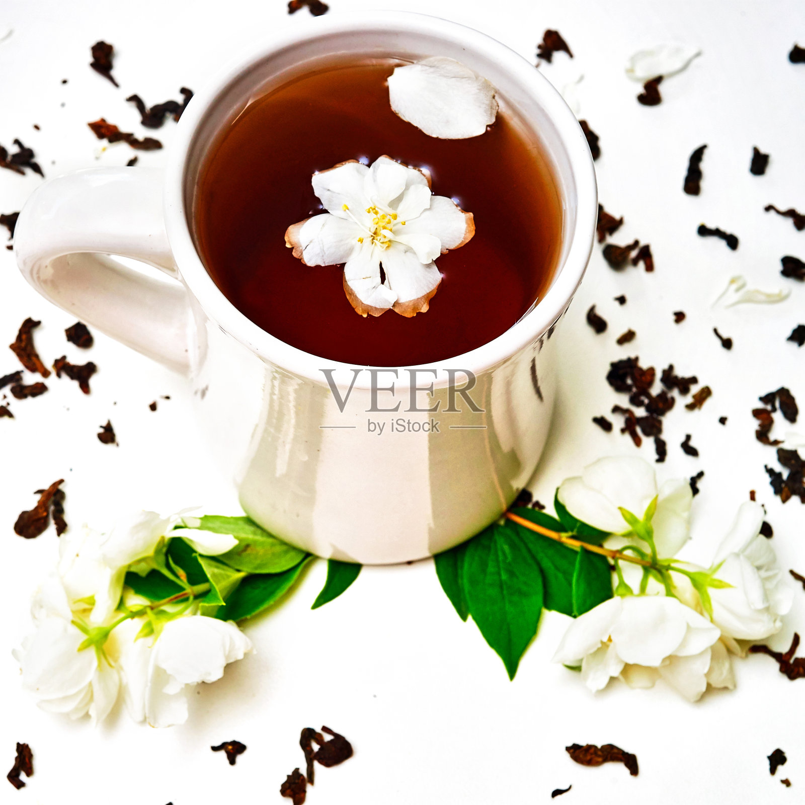 用干茉莉花和清新芳香的茉莉花制成的茶杯照片摄影图片