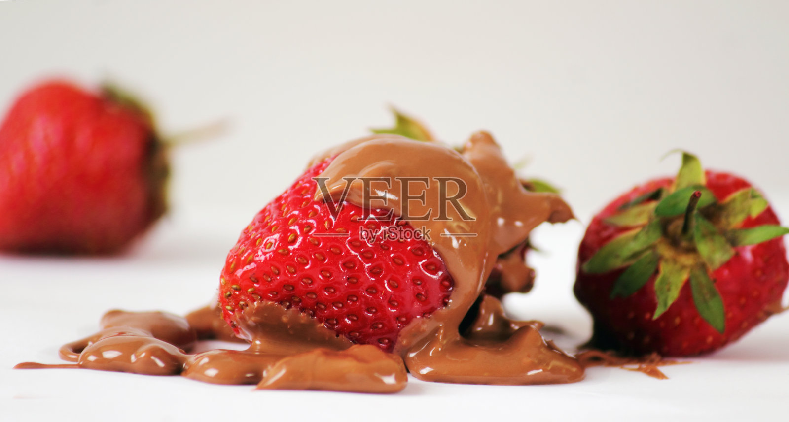 草莓巧克力中照片摄影图片