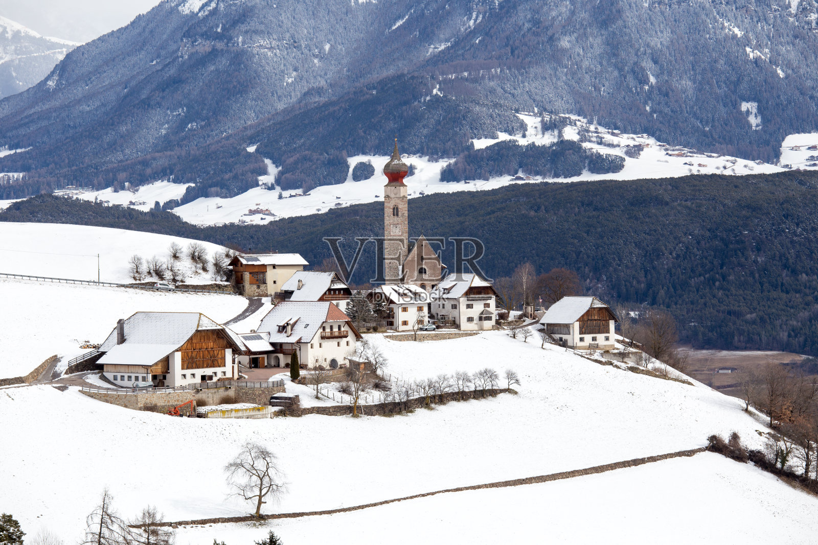 冬天山里的小村庄照片摄影图片