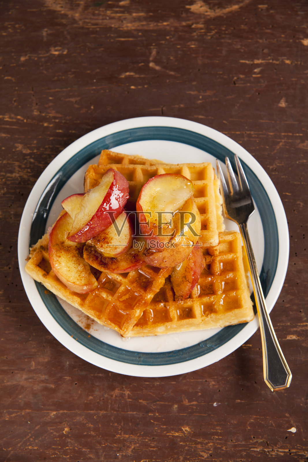 比利时威化饼配烤苹果，蜂蜜和开胃酒照片摄影图片