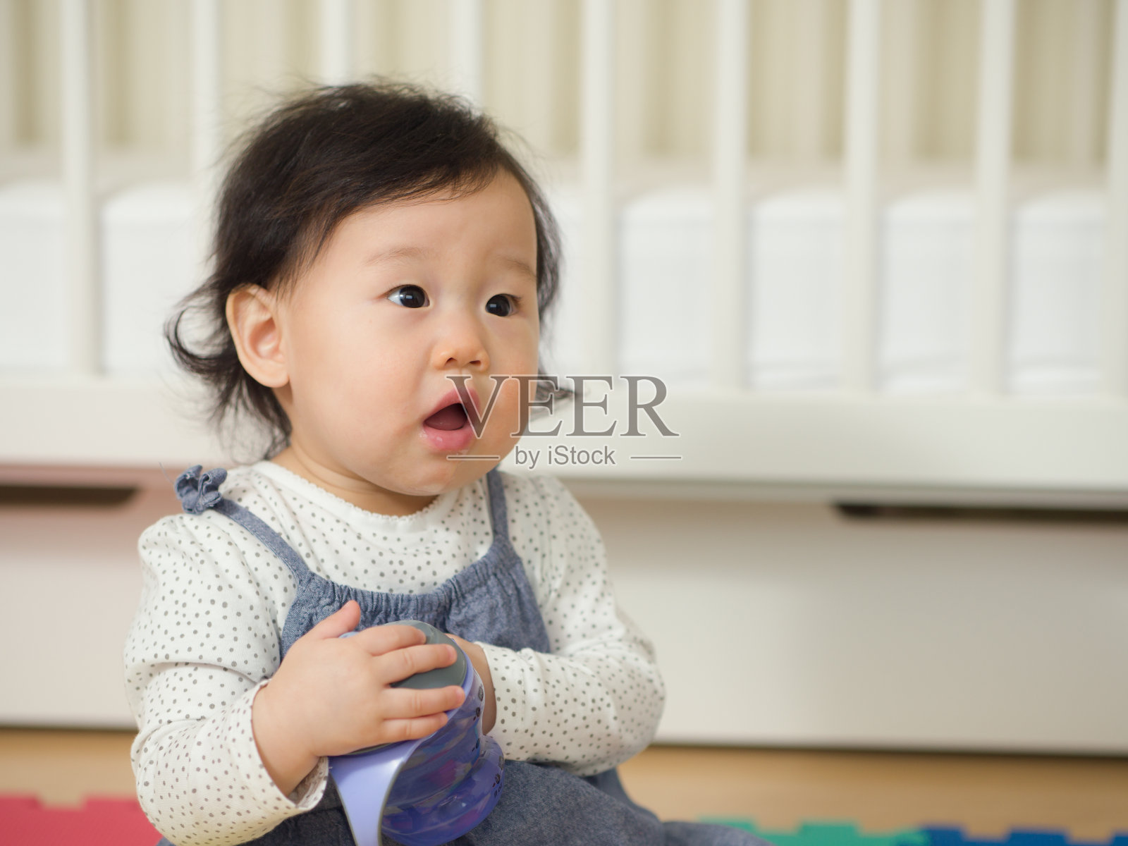 小女孩拿着小酒杯照片摄影图片