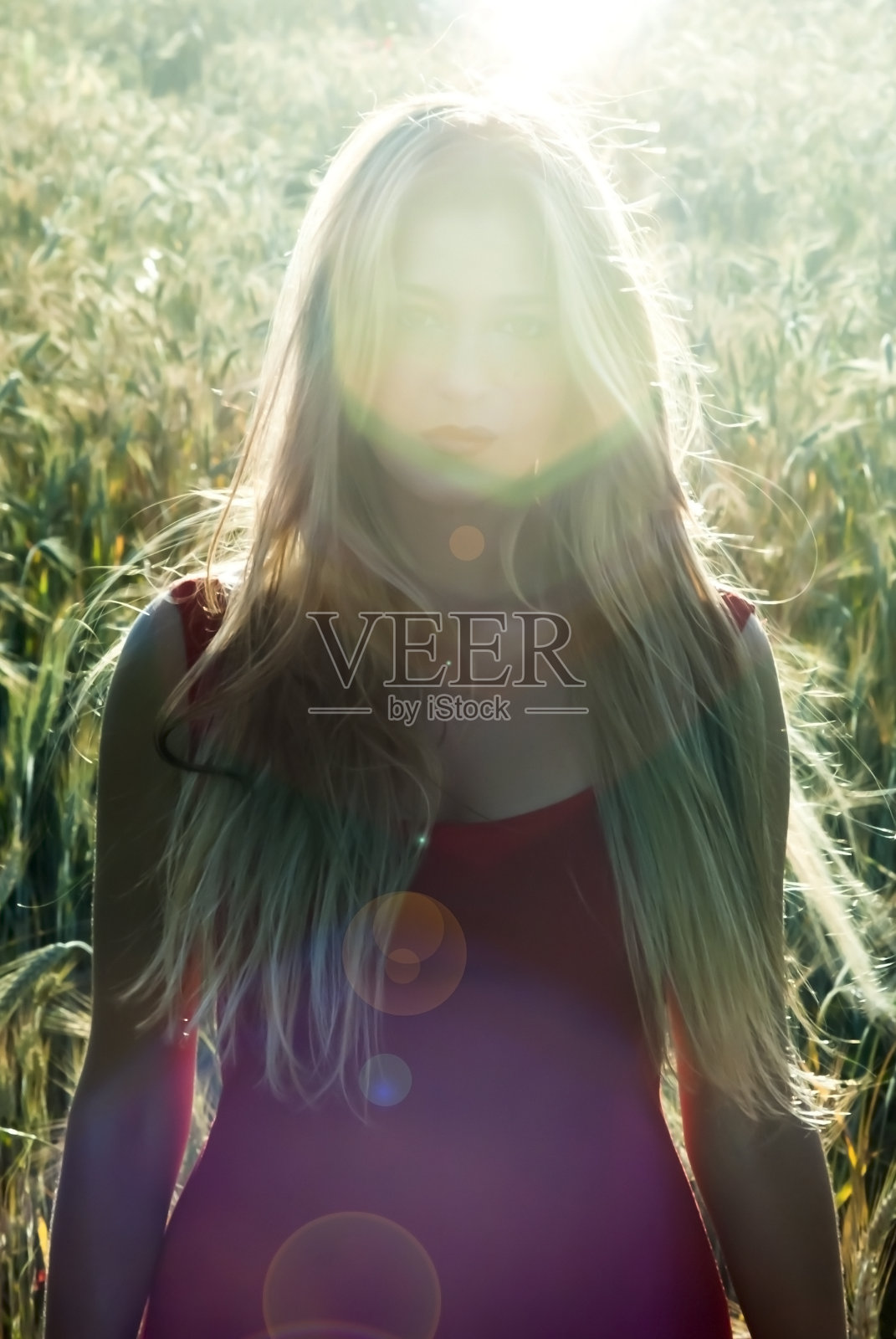 日落时分，麦田里的金发美女照片摄影图片
