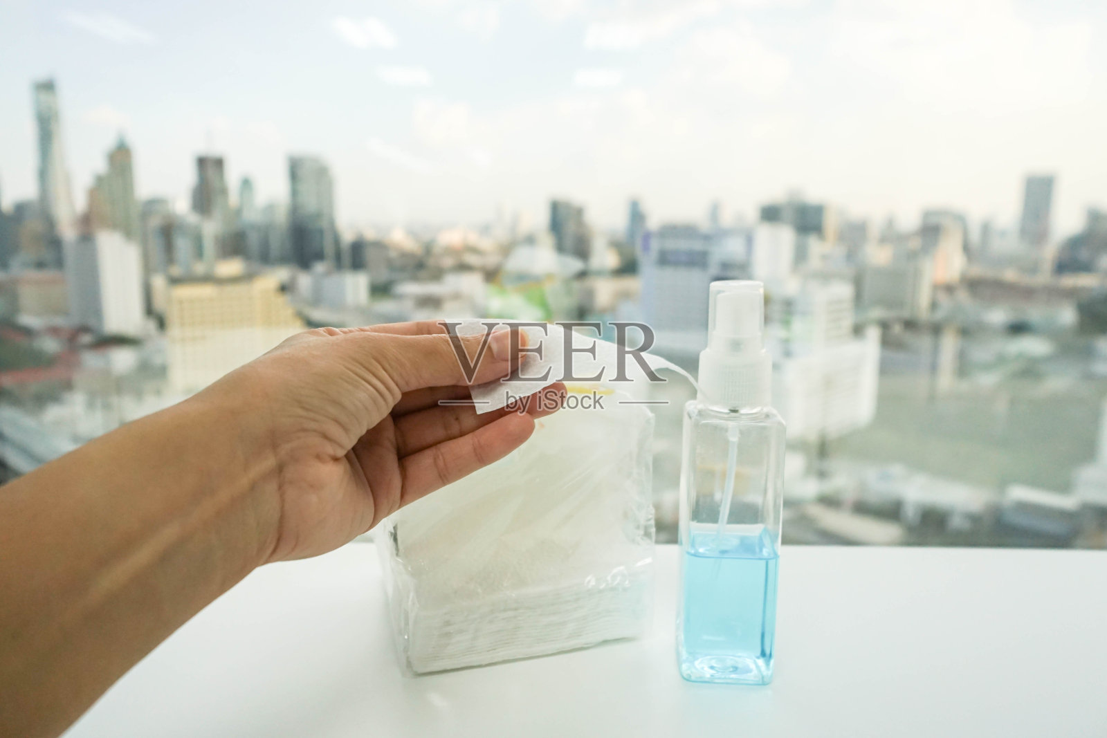 一个女人用酒瓶拉纸巾照片摄影图片