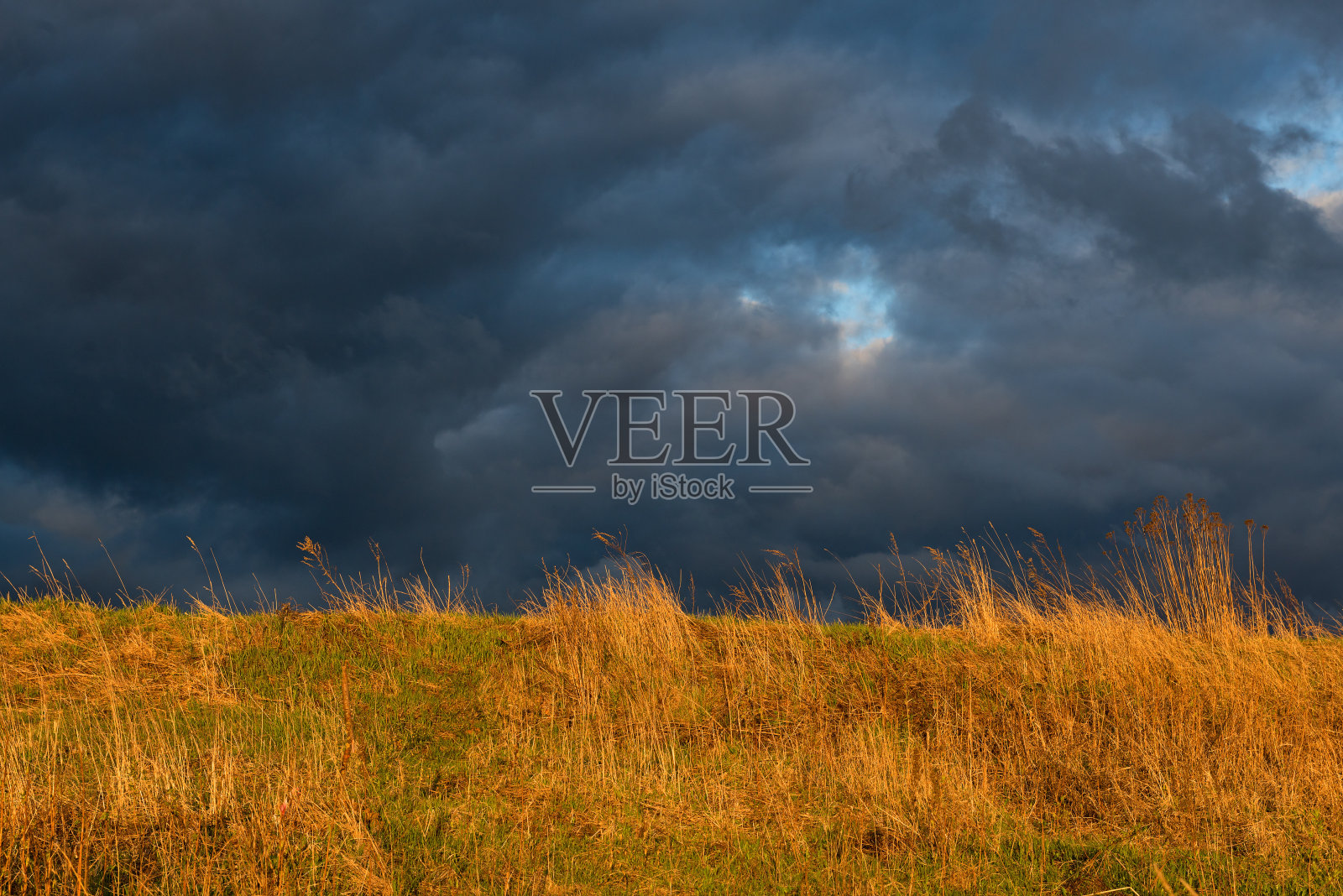 日落时分，天空充满了乌云。照片摄影图片