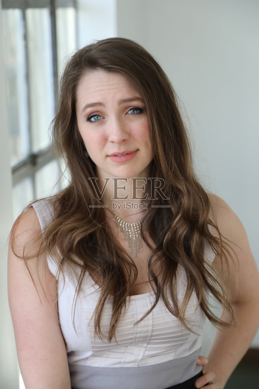 棕色头发和美丽的蓝眼睛的女人照片摄影图片