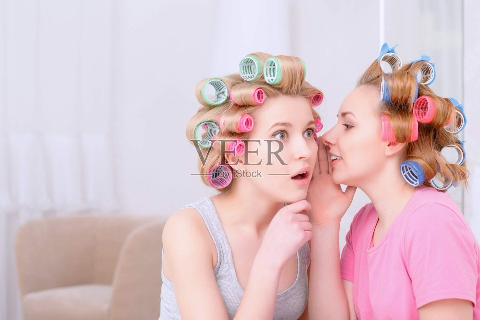 年轻女孩分享秘密照片摄影图片