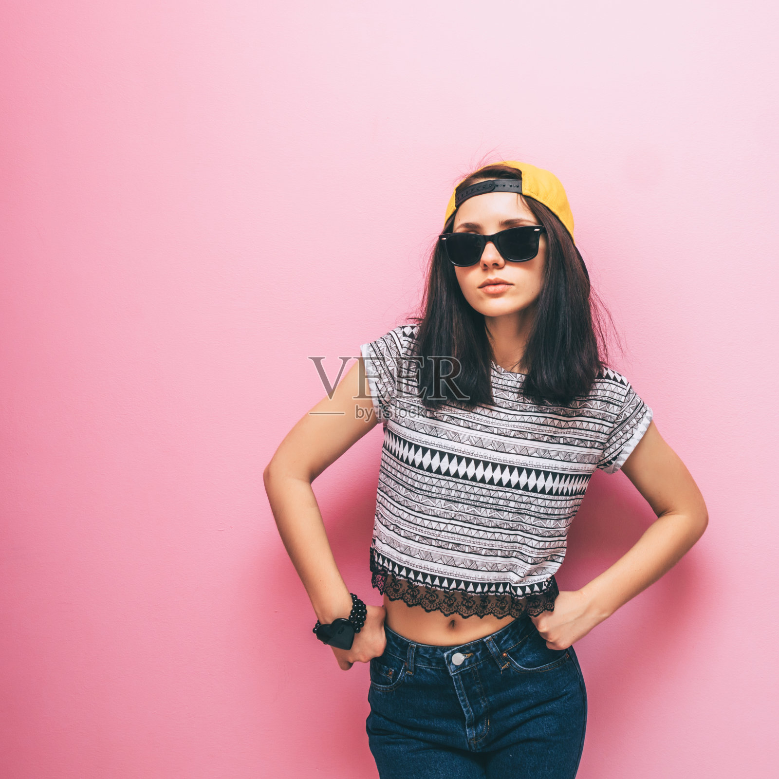 女人保持时尚姿势照片摄影图片