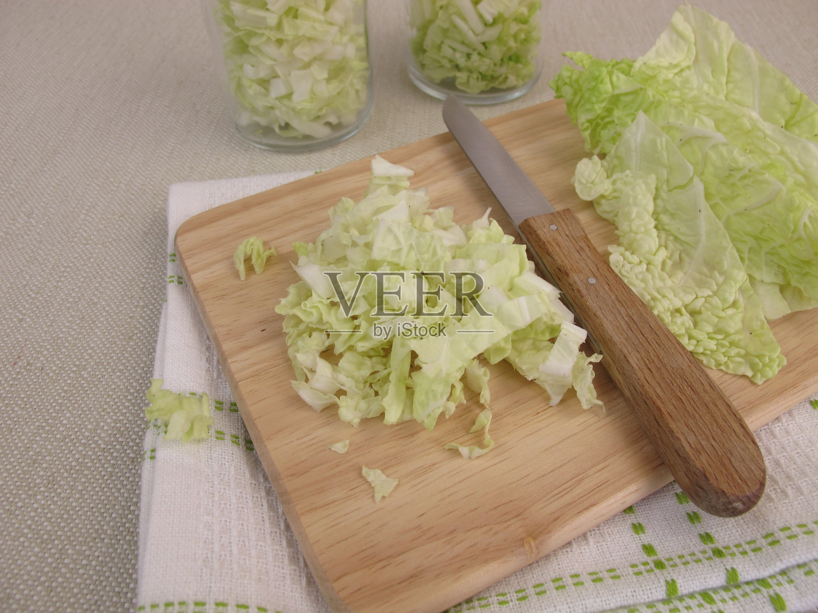 准备卷心菜沙拉照片摄影图片
