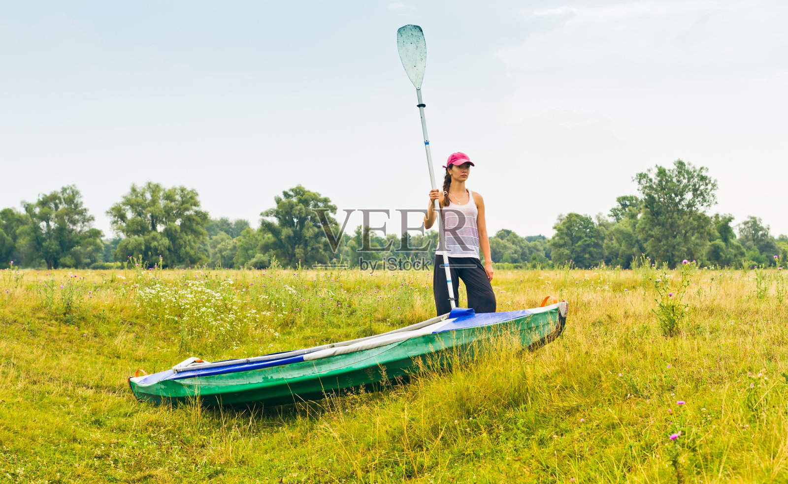 女孩划独木舟照片摄影图片